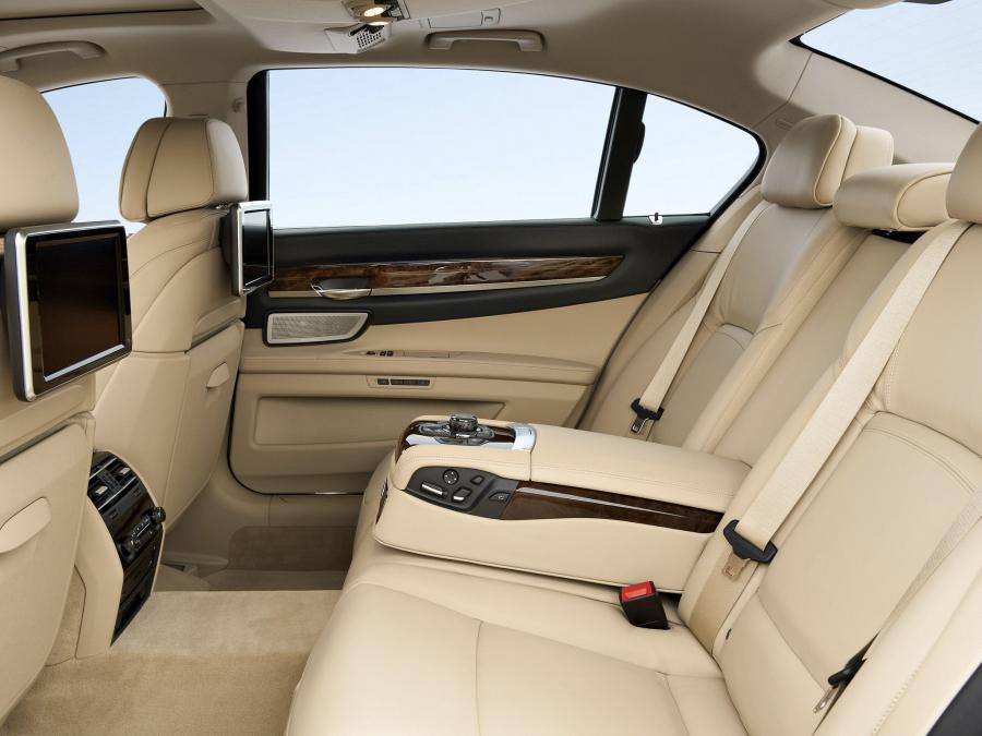  BMW 750i 2012 года  (ZA) (фото 8 из 15)